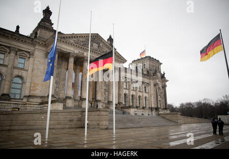 Berlin, Allemagne. 1er décembre 2016. Drapeaux en berne pour le vice-président décédé du Bundestag Peter Hintze (CDU), à l'extérieur le Reichstag à Berlin, Allemagne, 1 décembre 2016. Hintze est décédée le 26.11.2016, à l'âge de 66 ans. Dpa : Crédit photo alliance/Alamy Live News Banque D'Images