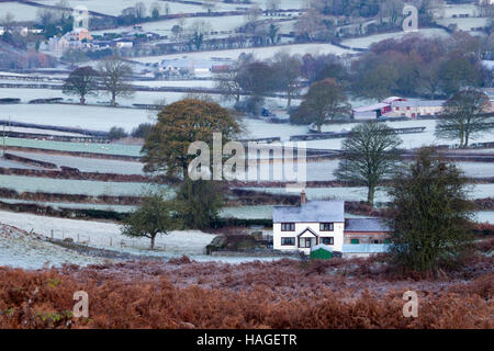 Flintshire, Pays de Galles, Royaume-Uni 1er décembre 2016. Une nuit froide au-dessus de nombreuses régions du pays de Galles au début d'hiver météorologique avec des températures en dessous de zéro ce matin que le gel entoure une petite exploitation dans le village de Rhes-y-cae dans Flintshire, au nord du Pays de Galles. Credit : dgdphotography/Alamy Live News Banque D'Images