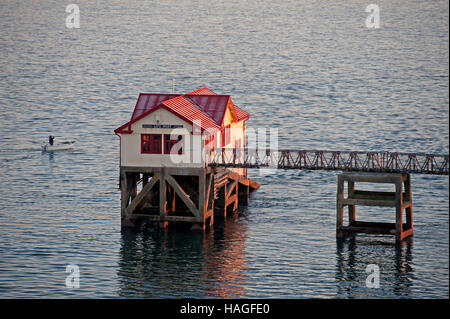 Swansea, Royaume-Uni. 06Th Dec 2016. Un pêcheur prend une photo d'un lever de son bateau le long de l'ancienne station de sauvetage Mumbles Swansea Bay Cette hivers froid matin. Credit : Phil Rees/Alamy Live News Banque D'Images