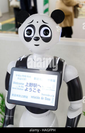 Tokyo, Japon. 1er décembre 2016. Robot humanoïde de SoftBank Pepper caractérisé comme un panda a fait ses débuts en tant que nouveau membre du personnel pour la ligne de métro Ginza à Ueno Station le 1 décembre 2016, Tokyo, Japon. Le poivre est programmé pour interagir avec les usagers japonais et étrangers dans sept langues différentes et s'efforcera d'introduire l'information par métro de Tokyo jusqu'au 31 mars 2017. Credit : Rodrigo Reyes Marin/AFLO/Alamy Live News Banque D'Images