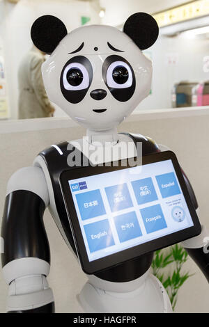 Tokyo, Japon. 1er décembre 2016. Robot humanoïde de SoftBank Pepper caractérisé comme un panda a fait ses débuts en tant que nouveau membre du personnel pour la ligne de métro Ginza à Ueno Station le 1 décembre 2016, Tokyo, Japon. Le poivre est programmé pour interagir avec les usagers japonais et étrangers dans sept langues différentes et s'efforcera d'introduire l'information par métro de Tokyo jusqu'au 31 mars 2017. Credit : Rodrigo Reyes Marin/AFLO/Alamy Live News Banque D'Images