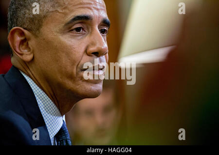 Washington, DC, USA. 30Th Nov, 2016. Le président Obama s'exprime en tant qu'il rencontre avec les lauréats du Prix Nobel de la paix américain 2016 dans le bureau ovale de la Maison Blanche à Washington, DC. e inventeur suédois de la dynamite, qui est mort en 1896. Credit : MediaPunch Inc/Alamy Live News Banque D'Images