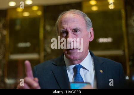 États-unis Le sénateur Dan Coats (républicain de l'Indiana) parle brièvement de la presse à l'issue de sa rencontre avec le président américain élu Donald Trump, au Trump Tower à New York, New York, USA le 30 novembre 2016. Credit : Albin Lohr-Jones/MediaPunch /CNP via Piscine Banque D'Images