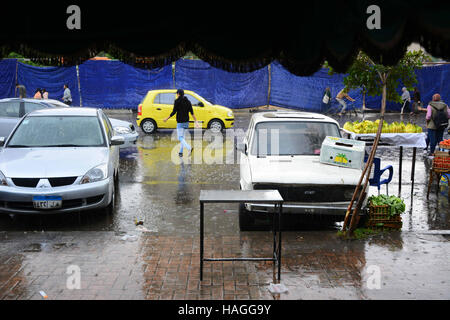Le Caire, Égypte. Dec 12, 2015. Les Egyptiens à pied à la rue sous la pluie et une vague de froid sur plus de pays et la capitale du Caire (Égypte) le 1 décembre 2016 © Amr Sayed/APA/Images/fil ZUMA Alamy Live News Banque D'Images