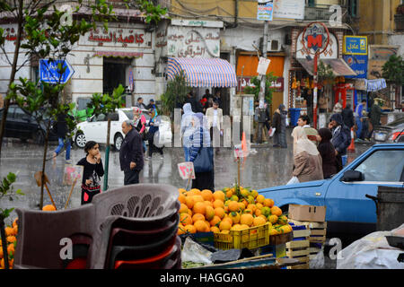Le Caire, Égypte. Dec 12, 2015. Les Egyptiens à pied à la rue sous la pluie et une vague de froid sur plus de pays et la capitale du Caire (Égypte) le 1 décembre 2016 © Amr Sayed/APA/Images/fil ZUMA Alamy Live News Banque D'Images