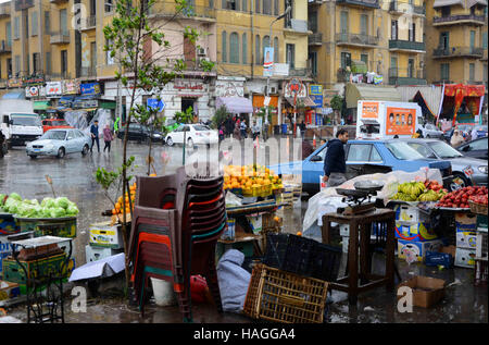 Le Caire, Égypte. Dec 12, 2015. Les Egyptiens à pied à la rue sous la pluie et une vague de froid sur plus de pays et la capitale du Caire (Égypte) le 1 décembre 2016 © Amr Sayed/APA/Images/fil ZUMA Alamy Live News Banque D'Images