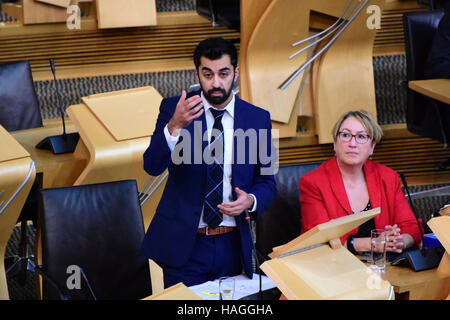 Edinburgh, Ecosse, Royaume-Uni, 01, décembre 2016. Le ministre des Transports écossais Humza Yousaf parlant lors de Questions d'ordre général au Parlement écossais, Ken Jack / Alamy Live News Banque D'Images