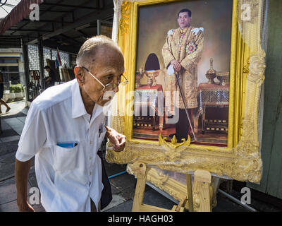 Bangkok, Thaïlande. 1er décembre 2016. Un homme passe devant un portrait de S.A.R. le Prince Maha Vajiralongkorn, qui sera bientôt le nouveau Roi de Thaïlande. La Thaïlande est organe parlementaire, l'Assemblée nationale législative, a invité S.A.R. le Prince Maha Vajiralongkorn pour être roi après la mort du Prince héritier du Père, Bhumibol Adulyadej, Roi de Thaïlande. Boutiques qui vendent l'attirail royal sont désormais la vente de nouveaux portraits du Prince Vajiralongkorn qui s'affiche aux côtés de portraits de son père. Le Roi Bhumipol meurt le 13 oct. © ZUMA Press, Inc./Alamy Live News Banque D'Images