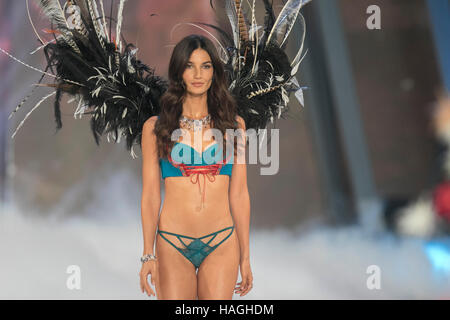 Paris, France. 30Th Nov, 2016. Lily Aldridge promenades la piste pendant la·s Victoria Secret Fashion Show au Grand Palais à Paris, France, le 30 novembre 2016. Photo : Hubert Boesl usage éditorial uniquement - AUCUN SERVICE DE FIL - Photo : Hubert Boesl/dpa/Alamy Live News Banque D'Images