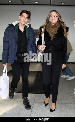 New York, NY, USA. 1er décembre 2016. Elizabeth Hurley et Damian Hurley à Harry la promotion de la nouvelle saison des royals à New York le 01 décembre 2016. Credit : Rw/media/Alamy Punch Live News Banque D'Images