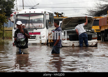 Valencia, Carabobo, Venezuela. 1er décembre 2016. 01 Décembre, 2016 - Valencia, Carabobo, Venezuela - grandes inondations pluies produites dans 5 municipalités de l'État de Carabobo, y compris San Diego, Los guayos, Guacara, Puerto Cabello et Valence. Il y a d'innombrables pertes matérielles, la quantité de véhicules concernés jusqu'à présent ont été quantifiées.Il y a deux personnes disparues, à Valencia, Venezuela. Photo : Juan Carlos Hernandez/ZUMA/Alamy Fil Live News