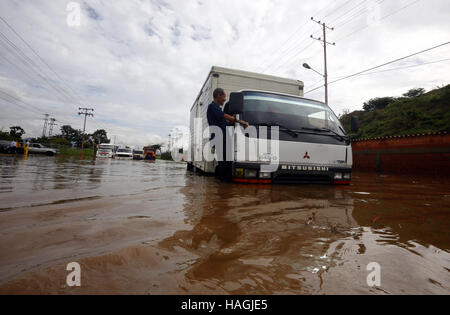 Valencia, Carabobo, Venezuela. 1er décembre 2016. 01 Décembre, 2016 - Valencia, Carabobo, Venezuela - grandes inondations pluies produites dans 5 municipalités de l'État de Carabobo, y compris San Diego, Los guayos, Guacara, Puerto Cabello et Valence. Il y a d'innombrables pertes matérielles, la quantité de véhicules concernés jusqu'à présent ont été quantifiées.Il y a deux personnes disparues, à Valencia, Venezuela. Photo : Juan Carlos Hernandez/ZUMA/Alamy Fil Live News