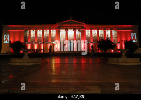 Athènes, Grèce. 1er décembre 2016. Un bâtiment de l'Université d'Athènes est éclairé avec des lumières rouges pour marquer la Journée mondiale de lutte contre le SIDA, à Athènes, Grèce, le 1 décembre 2016. Un total de 453 nouveaux cas de VIH, le virus qui cause le SIDA, ont été enregistrées à partir du début de 2016 jusqu'en octobre en Grèce, selon les autorités de santé grec. C'est le nombre le plus bas au cours des cinq dernières années. Credit : Marios Lolos/Xinhua/Alamy Live News Banque D'Images