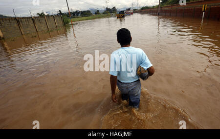 Valencia, Carabobo, Venezuela. 1er décembre 2016. Les fortes pluies ont provoqué des inondations dans cinq municipalités de l'État de Carabobo. © Juan Carlos Hernandez/ZUMA/Alamy Fil Live News