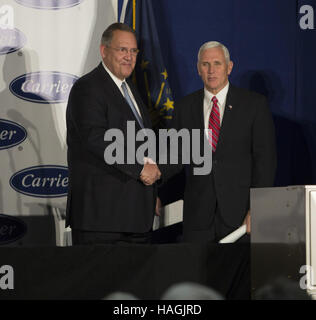 Indianapolis, Indiana, USA. 1er décembre 2016. Vice-président élu MIKE PENCE annonce que le transporteur ne sera pas déplacer des emplois au Mexique. Credit : Lora Olive/ZUMA/Alamy Fil Live News Banque D'Images