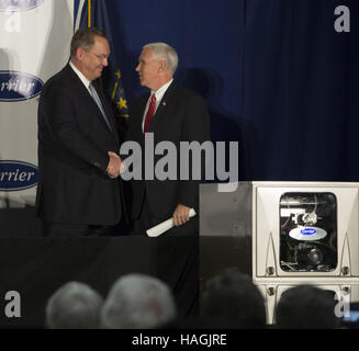 Indianapolis, Indiana, USA. 1er décembre 2016. Vice-président élu MIKE PENCE annonce que le transporteur ne sera pas déplacer des emplois au Mexique. Credit : Lora Olive/ZUMA/Alamy Fil Live News Banque D'Images