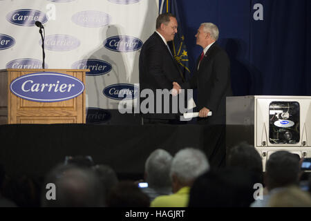 Indianapolis, Indiana, USA. 1er décembre 2016. Vice-président élu MIKE PENCE annonce que le transporteur ne sera pas déplacer des emplois au Mexique. Credit : Lora Olive/ZUMA/Alamy Fil Live News Banque D'Images