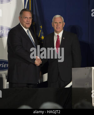 Indianapolis, Indiana, USA. 1er décembre 2016. Vice-président élu MIKE PENCE annonce que le transporteur ne sera pas déplacer des emplois au Mexique. Credit : Lora Olive/ZUMA/Alamy Fil Live News Banque D'Images