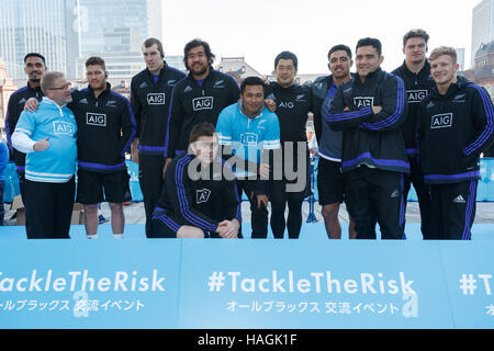 Tokyo, Japon. 1er décembre 2016. Les membres de l'union nationale de rugby néo-zélandais les All Blacks de l'équipe posent pour une photo en face de la gare de Tokyo lors d'un événement organisé par le commanditaire de l'équipe AIG le 1 décembre 2016, Tokyo, Japon. Neuf joueurs de rugby ont été au Japon pour l'événement et ils ont pris leur temps pour interagir avec les enfants, l'enseignement des techniques de rugby, de signer des autographes et prendre des photos avec les fans. Le Japon est prévue pour accueillir la Coupe du Monde de Rugby en 2019. Credit : AFLO Co.,Ltd/Alamy Live News Banque D'Images