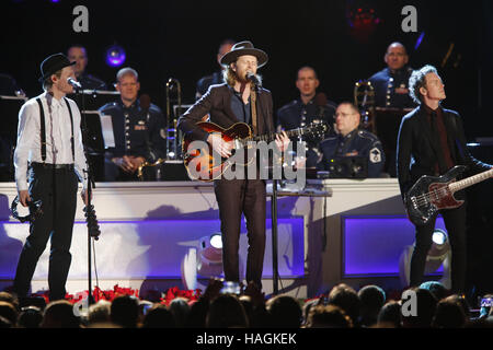 Washington, D.C., USA. 1er décembre 2016. Les Lumineers effectue au cours de la 94e assemblée annuelle de l'éclairage de l'arbre de Noël National sur l'Ellipse du National Mall. Credit : Oliver Contreras/ZUMA/Alamy Fil Live News Banque D'Images