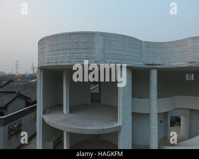 Suzhou, Suzhou, Chine. 1er décembre 2016. Suzhou, Chine-Décembre 1 2016 : (usage éditorial uniquement. Chine).Plus de dix bâtiments 3D printed sont vus à l'usine de Suzhou, Province de Jiangsu en Chine de l'Est, le 1er décembre 2016. Les bâtiments 3D printed : architectures de la Chine ancienne, le chinois moderne architectures, édifices de six étages, bâtiments mobiles et luxueuse villa couvrant 1 100 m². Par rapport aux bâtiments traditionnels, 3D printed bâtiments peuvent économiser beaucoup de temps, de travail et de coût, qui sera plus respectueuse de l'environnement. En plus, les gens se sentiront plus chaude à l'intérieur de l'édifice becau imprimé 3D Banque D'Images