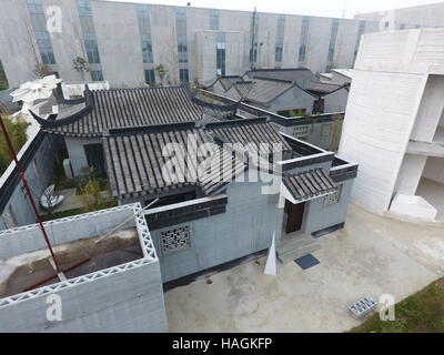Suzhou, Suzhou, Chine. 1er décembre 2016. Suzhou, Chine-Décembre 1 2016 : (usage éditorial uniquement. Chine).Plus de dix bâtiments 3D printed sont vus à l'usine de Suzhou, Province de Jiangsu en Chine de l'Est, le 1er décembre 2016. Les bâtiments 3D printed : architectures de la Chine ancienne, le chinois moderne architectures, édifices de six étages, bâtiments mobiles et luxueuse villa couvrant 1 100 m². Par rapport aux bâtiments traditionnels, 3D printed bâtiments peuvent économiser beaucoup de temps, de travail et de coût, qui sera plus respectueuse de l'environnement. En plus, les gens se sentiront plus chaude à l'intérieur de l'édifice becau imprimé 3D Banque D'Images