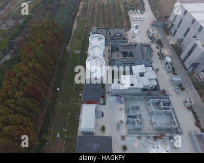 Suzhou, Suzhou, Chine. 1er décembre 2016. Suzhou, Chine-Décembre 1 2016 : (usage éditorial uniquement. Chine).Plus de dix bâtiments 3D printed sont vus à l'usine de Suzhou, Province de Jiangsu en Chine de l'Est, le 1er décembre 2016. Les bâtiments 3D printed : architectures de la Chine ancienne, le chinois moderne architectures, édifices de six étages, bâtiments mobiles et luxueuse villa couvrant 1 100 m². Par rapport aux bâtiments traditionnels, 3D printed bâtiments peuvent économiser beaucoup de temps, de travail et de coût, qui sera plus respectueuse de l'environnement. En plus, les gens se sentiront plus chaude à l'intérieur de l'édifice becau imprimé 3D Banque D'Images