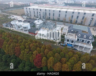 Suzhou, Suzhou, Chine. 1er décembre 2016. Suzhou, Chine-Décembre 1 2016 : (usage éditorial uniquement. Chine).Plus de dix bâtiments 3D printed sont vus à l'usine de Suzhou, Province de Jiangsu en Chine de l'Est, le 1er décembre 2016. Les bâtiments 3D printed : architectures de la Chine ancienne, le chinois moderne architectures, édifices de six étages, bâtiments mobiles et luxueuse villa couvrant 1 100 m². Par rapport aux bâtiments traditionnels, 3D printed bâtiments peuvent économiser beaucoup de temps, de travail et de coût, qui sera plus respectueuse de l'environnement. En plus, les gens se sentiront plus chaude à l'intérieur de l'édifice becau imprimé 3D Banque D'Images