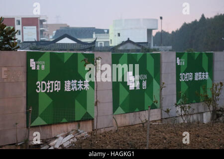 Suzhou, Suzhou, Chine. 1er décembre 2016. Suzhou, Chine-Décembre 1 2016 : (usage éditorial uniquement. Chine).Plus de dix bâtiments 3D printed sont vus à l'usine de Suzhou, Province de Jiangsu en Chine de l'Est, le 1er décembre 2016. Les bâtiments 3D printed : architectures de la Chine ancienne, le chinois moderne architectures, édifices de six étages, bâtiments mobiles et luxueuse villa couvrant 1 100 m². Par rapport aux bâtiments traditionnels, 3D printed bâtiments peuvent économiser beaucoup de temps, de travail et de coût, qui sera plus respectueuse de l'environnement. En plus, les gens se sentiront plus chaude à l'intérieur de l'édifice becau imprimé 3D Banque D'Images