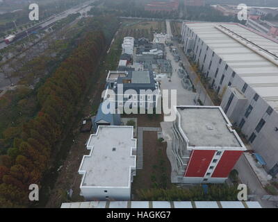 Suzhou, Suzhou, Chine. 1er décembre 2016. Suzhou, Chine-Décembre 1 2016 : (usage éditorial uniquement. Chine).Plus de dix bâtiments 3D printed sont vus à l'usine de Suzhou, Province de Jiangsu en Chine de l'Est, le 1er décembre 2016. Les bâtiments 3D printed : architectures de la Chine ancienne, le chinois moderne architectures, édifices de six étages, bâtiments mobiles et luxueuse villa couvrant 1 100 m². Par rapport aux bâtiments traditionnels, 3D printed bâtiments peuvent économiser beaucoup de temps, de travail et de coût, qui sera plus respectueuse de l'environnement. En plus, les gens se sentiront plus chaude à l'intérieur de l'édifice becau imprimé 3D Banque D'Images