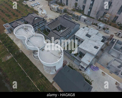 Suzhou, Suzhou, Chine. 1er décembre 2016. Suzhou, Chine-Décembre 1 2016 : (usage éditorial uniquement. Chine).Plus de dix bâtiments 3D printed sont vus à l'usine de Suzhou, Province de Jiangsu en Chine de l'Est, le 1er décembre 2016. Les bâtiments 3D printed : architectures de la Chine ancienne, le chinois moderne architectures, édifices de six étages, bâtiments mobiles et luxueuse villa couvrant 1 100 m². Par rapport aux bâtiments traditionnels, 3D printed bâtiments peuvent économiser beaucoup de temps, de travail et de coût, qui sera plus respectueuse de l'environnement. En plus, les gens se sentiront plus chaude à l'intérieur de l'édifice becau imprimé 3D Banque D'Images