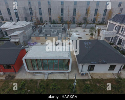 Suzhou, Suzhou, Chine. 1er décembre 2016. Suzhou, Chine-Décembre 1 2016 : (usage éditorial uniquement. Chine).Plus de dix bâtiments 3D printed sont vus à l'usine de Suzhou, Province de Jiangsu en Chine de l'Est, le 1er décembre 2016. Les bâtiments 3D printed : architectures de la Chine ancienne, le chinois moderne architectures, édifices de six étages, bâtiments mobiles et luxueuse villa couvrant 1 100 m². Par rapport aux bâtiments traditionnels, 3D printed bâtiments peuvent économiser beaucoup de temps, de travail et de coût, qui sera plus respectueuse de l'environnement. En plus, les gens se sentiront plus chaude à l'intérieur de l'édifice becau imprimé 3D Banque D'Images