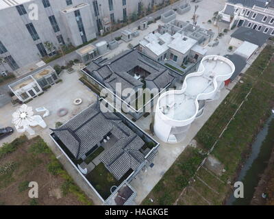 Suzhou, Suzhou, Chine. 1er décembre 2016. Suzhou, Chine-Décembre 1 2016 : (usage éditorial uniquement. Chine).Plus de dix bâtiments 3D printed sont vus à l'usine de Suzhou, Province de Jiangsu en Chine de l'Est, le 1er décembre 2016. Les bâtiments 3D printed : architectures de la Chine ancienne, le chinois moderne architectures, édifices de six étages, bâtiments mobiles et luxueuse villa couvrant 1 100 m². Par rapport aux bâtiments traditionnels, 3D printed bâtiments peuvent économiser beaucoup de temps, de travail et de coût, qui sera plus respectueuse de l'environnement. En plus, les gens se sentiront plus chaude à l'intérieur de l'édifice becau imprimé 3D Banque D'Images