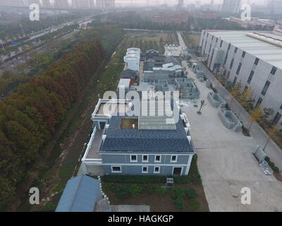 Suzhou, Suzhou, Chine. 1er décembre 2016. Suzhou, Chine-Décembre 1 2016 : (usage éditorial uniquement. Chine).Plus de dix bâtiments 3D printed sont vus à l'usine de Suzhou, Province de Jiangsu en Chine de l'Est, le 1er décembre 2016. Les bâtiments 3D printed : architectures de la Chine ancienne, le chinois moderne architectures, édifices de six étages, bâtiments mobiles et luxueuse villa couvrant 1 100 m². Par rapport aux bâtiments traditionnels, 3D printed bâtiments peuvent économiser beaucoup de temps, de travail et de coût, qui sera plus respectueuse de l'environnement. En plus, les gens se sentiront plus chaude à l'intérieur de l'édifice becau imprimé 3D Banque D'Images