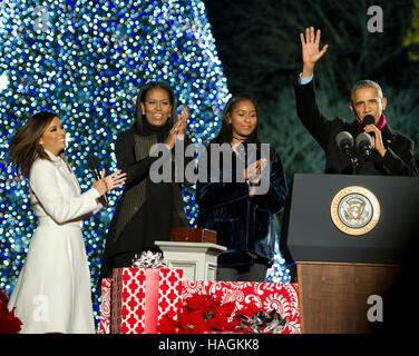 Washington, DC, USA. 1er décembre 2016. Le président des États-Unis, Barack Obama, la Première Dame Michelle Obama et Sasha Obama vague à la foule après avoir appuyé sur le bouton de cérémonie à la lumière l'éclairage de l'arbre de Noël National sur l'Ellipse à Washington, DC le Jeudi, Décembre 1, 2016. L'actrice Eva Longoria est à gauche. Credit : Ron Sachs/Piscine/MediaPunch via CNP Crédit : MediaPunch Inc/Alamy Live News Banque D'Images