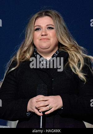 Washington, DC, USA. 1er décembre 2016. Singer Kelly Clarkson effectue au cours de la cérémonie d'illumination de l'arbre de Noël National sur l'Ellipse à Washington, DC le Jeudi, Décembre 1, 2016. Credit : Ron Sachs/Piscine/MediaPunch via CNP Crédit : MediaPunch Inc/Alamy Live News Banque D'Images