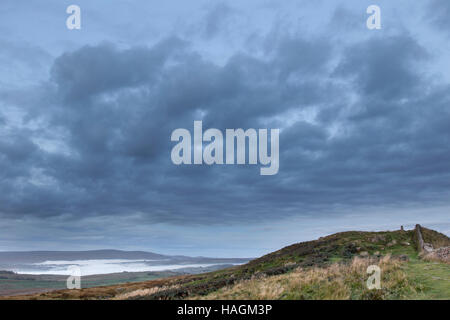 Winshields Crags, mur d'Hadrien, Northumberland, Angleterre, avec l'aube lointaine brume sur Bangor et le Sud Tyne Valley Banque D'Images