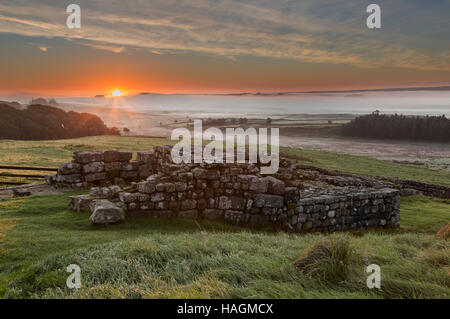 Fort romain de Housesteads, vestiges de la porte de l'orient, tour sud vu à l'aube avec les brouillards de faible altitude dans l'arrière-plan Banque D'Images