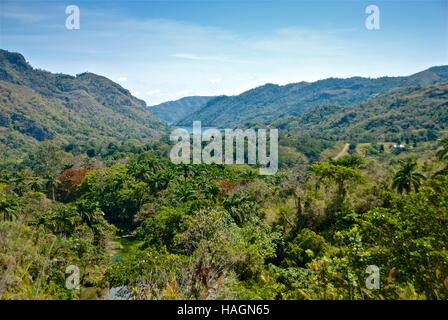 À partir de la zone de El Nicho la sierra del Escambray, à Cuba. Chemins mènent à travers le Parc Naturel de Topes de Collantes. Banque D'Images