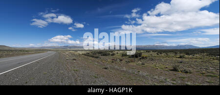 Argentine : une route dans l'immense paysage de Patagonie, près d'El Calafate, la ville sur la frontière sud du lac Argentino Banque D'Images