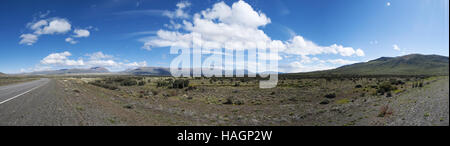Argentine : une route dans l'immense paysage de Patagonie, près d'El Calafate, la ville sur la frontière sud du lac Argentino Banque D'Images