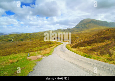 Montagnes de l'Ecosse route étroite en paysage de montagne. Le Royaume-Uni, l'Europe. Banque D'Images