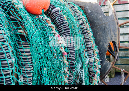 Filets de pêche commerciale sur une bobine sur le quai/dock. Banque D'Images