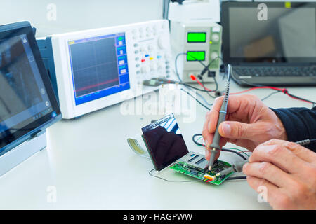 Appareils de mesure dans le laboratoire de l'électronique Banque D'Images