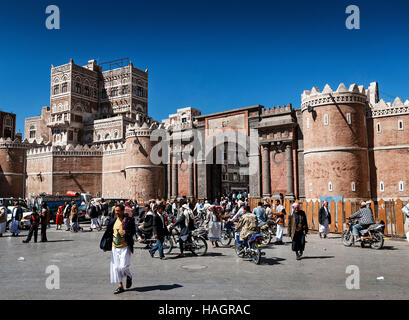 Le centre de Sanaa Sanaa ville rue de la vieille ville par la place du marché vue au Yémen Banque D'Images