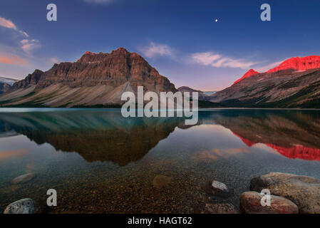 Lever du soleil au lac Bow, Banff National Park, Alberta, Canada Banque D'Images