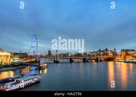 Big Ben, le London Eye et les chambres du Parlement capturés dans des panoramas époustouflants des toits de Londres. Banque D'Images