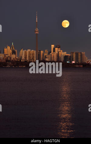 Supermoon rouge reflète dans le lac Ontario qui s'élève au-dessus de Toronto cityscape 13 Novembre 2016 Banque D'Images