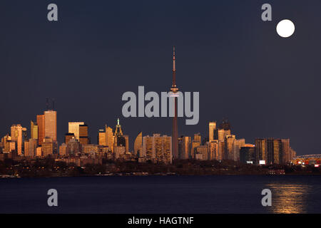 Red Sunset glow sur la ville de Toronto avec la hausse lumineuse supermoon 13 Novembre 2016 Banque D'Images
