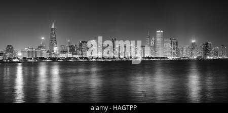 Noir et blanc de nuit photo panoramique de la ville de Chicago, USA. Banque D'Images